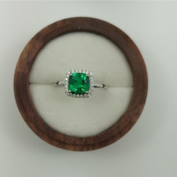 1.4 Carat Emerald Sterling Silver Ring - Picture 3 of 8